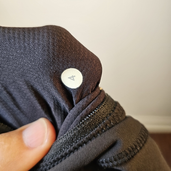 Lululemon black tights full length leggings feat. reflective trim size 4 US - Picture 8 of 8